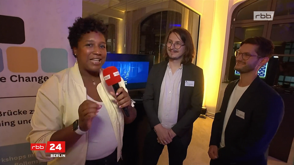RBB-Reporterin Sabrina N'Diaye bei der Pressekonferenz vom House of Games Berlin am 11. September 2026 im Interview mit den Gründern von Game Change Lab, Paul Cossmer und Jakob Saß